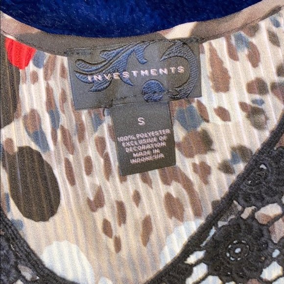 🌟🌟🌟INVESTMENTS. 3/4 SLEEVES BLOUSE. STRETCHY MATERIAL - Picture 4 of 8